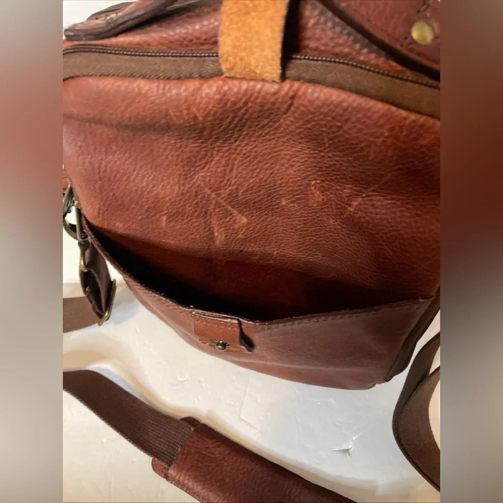 Duluth Trading Co Lifetime Leather Travel Bag Multi Zip Pocket Crossbody Brown